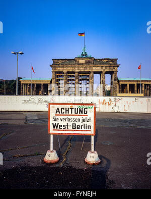 Agosto 1986, lasciando a Berlino Ovest un segnale di avviso nella parte anteriore del muro di Berlino e Porta di Brandeburgo a Berlino Est, Ovest lato di Berlino, Germania, Europa Foto Stock