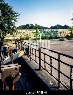 Agosto 1986, Berlino, canal lock, muro di Berlino graffitis, Treptow, Berlino Ovest lato, Germania, Europa Foto Stock