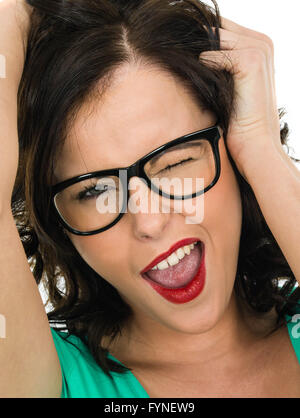 Cheeky giovane donna winking e gridare che indossano occhiali isolata contro uno sfondo bianco Foto Stock