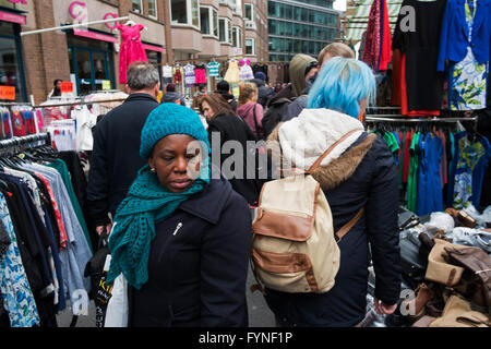 Scena lungo Petticoat Lane market una domenica a Londra, Inghilterra, Regno Unito. Petticoat Lane market è una moda e abbigliamento mercato nell'East End di Londra. Esso consiste di due adiacenti i mercati di strada. Wentworth Street Market è aperto 6 giorni a settimana e Middlesex Street Market è aperto solo di domenica. Foto Stock