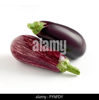 Due intere fresche delle varietà di melanzana, sul normale solido viola e un graffiti con marcature bianche, fianco a fianco su un backgr bianco Foto Stock