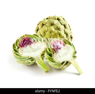 Ancora la vita di due fresche Carciofi su sfondo bianco - Uno Split rivelando centro viola e un intero in background Foto Stock