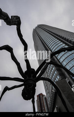 Louise Bourgeois' spider scultura 'Maman' davanti a Mori Tower a Tokyo in Giappone Foto Stock