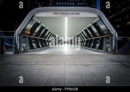 Crossrail tunnel che conduce a One Canada Square, Canary Wharf, London, Regno Unito Foto Stock