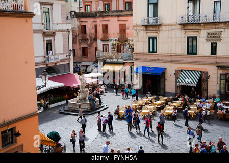 Piazza principale nella vecchia Repubblica Marinara di Amalfi sulla baia di Salerno in Campania Italia Meridionale Foto Stock