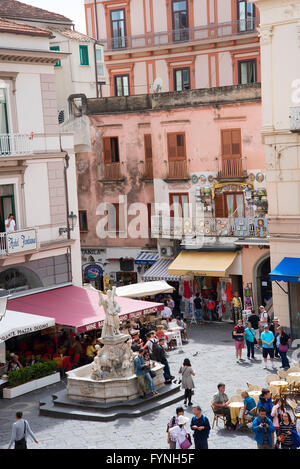Piazza principale nella vecchia Repubblica Marinara di Amalfi sulla baia di Salerno in Campania Italia Meridionale Foto Stock