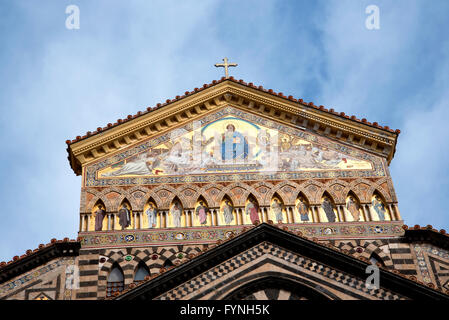 La Cattedrale di St Andrew nella piazza principale di Amalfi sulla baia di Salerno in Campania Italia Meridionale Foto Stock