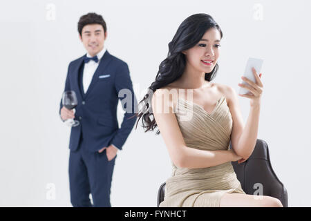 Elegante giovane donna utilizzando smart phone Foto Stock