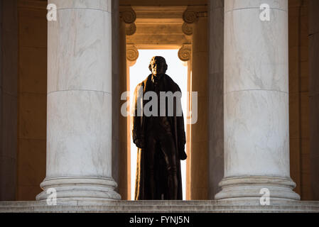 WASHINGTON DC, Stati Uniti d'America - La statua del Padre fondatore Thomas Jefferson la cattura di mattina presto luce dorata. Foto Stock