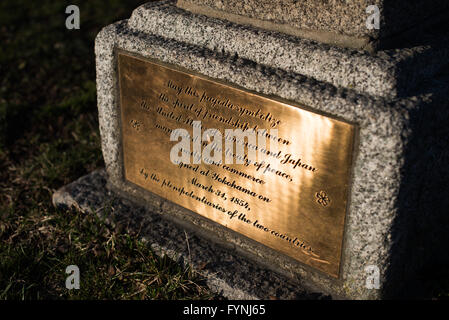 WASHINGTON, DC, Stati Uniti - Una targa di ottone sulla Pagoda giapponese commemora il Trattato di pace, amicizia e commercio del 1854 firmato a Yokohama. L'iscrizione su questo dono del 1957 di Yokohama sottolinea l'amicizia tra Stati Uniti e Giappone che risale alla firma del trattato. Il testo fa specifico riferimento all'accordo storico firmato dai plenipotenziari di entrambe le nazioni, segnando l'inizio formale delle relazioni diplomatiche USA-Giappone. Foto Stock