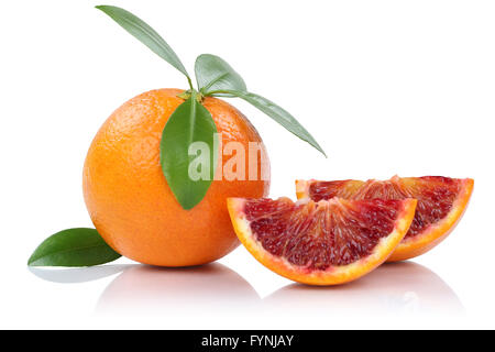 Arancio sanguigno fetta di frutta fette con foglie isolate su uno sfondo bianco Foto Stock