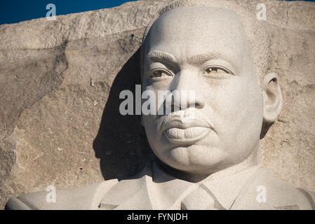 WASHINGTON, DC, Stati Uniti — The Martin Luther King Jr. Il Memoriale si erge in modo prominente sul bacino delle maree a Washington DC. La statua di granito alta 30 metri del Dr. King emerge dalla "pietra della speranza", che viene spinta in avanti dalla "montagna della disperazione". Le iscrizioni dei discorsi del re delimitano le pareti circostanti, con gli alberi di ciliegio in fiore del bacino delle Tidal visibili sullo sfondo. Foto Stock