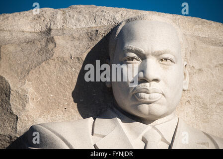 WASHINGTON, DC, Stati Uniti — The Martin Luther King Jr. Il Memoriale si erge in modo prominente sul bacino delle maree a Washington DC. La statua di granito alta 30 metri del Dr. King emerge dalla "pietra della speranza", che viene spinta in avanti dalla "montagna della disperazione". Le iscrizioni dei discorsi del re delimitano le pareti circostanti, con gli alberi di ciliegio in fiore del bacino delle Tidal visibili sullo sfondo. Foto Stock