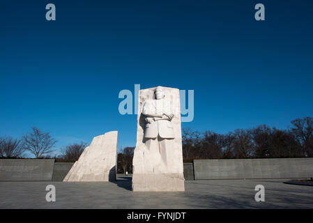 WASHINGTON, DC, Stati Uniti — The Martin Luther King Jr. Il Memoriale si erge in modo prominente sul bacino delle maree a Washington DC. La statua di granito alta 30 metri del Dr. King emerge dalla "pietra della speranza", che viene spinta in avanti dalla "montagna della disperazione". Le iscrizioni dei discorsi del re delimitano le pareti circostanti, con gli alberi di ciliegio in fiore del bacino delle Tidal visibili sullo sfondo. Foto Stock