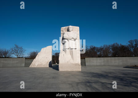 WASHINGTON, DC, Stati Uniti — The Martin Luther King Jr. Il Memoriale si erge in modo prominente sul bacino delle maree a Washington DC. La statua di granito alta 30 metri del Dr. King emerge dalla "pietra della speranza", che viene spinta in avanti dalla "montagna della disperazione". Le iscrizioni dei discorsi del re delimitano le pareti circostanti, con gli alberi di ciliegio in fiore del bacino delle Tidal visibili sullo sfondo. Foto Stock