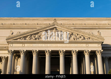 WASHINGTON, D.C., Stati Uniti — dettaglio del frontone scultoreo che adorna il National Archives Building su Constitution Avenue. Questa struttura neoclassica, aperta nel 1935, ospita la Rotonda per le carte della libertà, dove sono esposti la Costituzione degli Stati Uniti, la dichiarazione di indipendenza e la carta dei diritti. Foto Stock