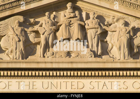 National Archives Building Pediment Sculpture Washington DC // WASHINGTON, D.C., Stati Uniti — dettaglio del frontone scultoreo che adorna il National Archives Building su Constitution Avenue. Questa struttura neoclassica, aperta nel 1935, ospita la Rotonda per le carte della libertà, dove sono esposti la Costituzione degli Stati Uniti, la dichiarazione di indipendenza e la carta dei diritti. Foto Stock