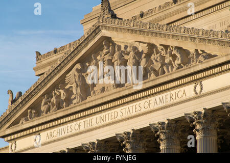 National Archives Building Sculptural Pediment Washington DC // WASHINGTON, D.C., Stati Uniti — dettaglio del frontone scultoreo che adorna il National Archives Building su Constitution Avenue. Questa struttura neoclassica, aperta nel 1935, ospita la Rotonda per le carte della libertà, dove sono esposti la Costituzione degli Stati Uniti, la dichiarazione di indipendenza e la carta dei diritti. Foto Stock