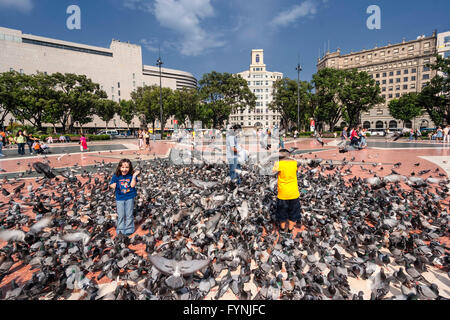 Plaza de Catalunya, i turisti con le colombe, Barcellona, Spagna Foto Stock