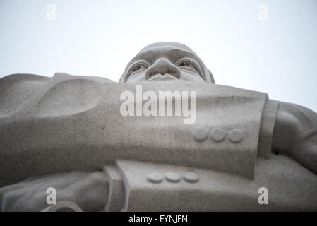 WASHINGTON, DC, Stati Uniti — The Martin Luther King Jr. Il Memoriale si erge in modo prominente sul bacino delle maree a Washington DC. La statua di granito alta 30 metri del Dr. King emerge dalla "pietra della speranza", che viene spinta in avanti dalla "montagna della disperazione". Le iscrizioni dei discorsi del re delimitano le pareti circostanti, con gli alberi di ciliegio in fiore del bacino delle Tidal visibili sullo sfondo. Foto Stock