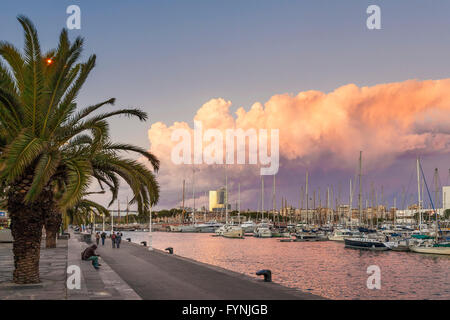 Promenade, barche, Port Vell, Tramonto, Barcellona, in Catalogna, Spagna Foto Stock