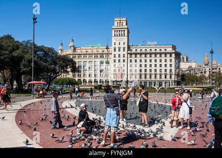 Plaza de Catalunya, i turisti con le colombe, Barcellona, Spagna Foto Stock