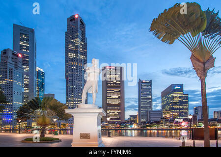 Skyline di Singapore , Raffles statua, Sud Est Asiatico, crepuscolo Foto Stock