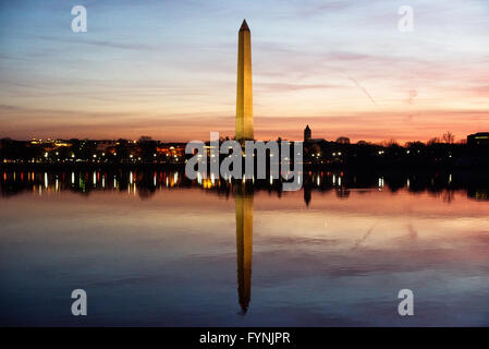 WASHINGTON DC, Stati Uniti — il Washington Monument, che si trova nel cuore del National Mall, si riflette sulle acque ancora prima dell'alba del vicino bacino di Tidal a Washington DC. Foto Stock