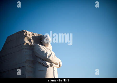 WASHINGTON, DC, Stati Uniti — The Martin Luther King Jr. Il Memoriale si erge in modo prominente sul bacino delle maree a Washington DC. La statua di granito alta 30 metri del Dr. King emerge dalla "pietra della speranza", che viene spinta in avanti dalla "montagna della disperazione". Le iscrizioni dei discorsi del re delimitano le pareti circostanti, con gli alberi di ciliegio in fiore del bacino delle Tidal visibili sullo sfondo. Foto Stock