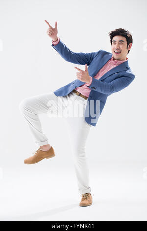 Moda giovane uomo rivolto Foto Stock
