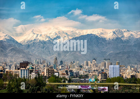 Vista dello Skyline di Tehran, Iran e le montagne Alborz dal Tabiat ponte pedonale. Foto Stock