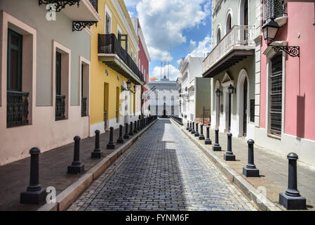 Stucco color pastello edifici su Calle Fortaleza che conduce fino a Fortaleza Governor Mansion nella vecchia San Juan, Puerto Rico Foto Stock