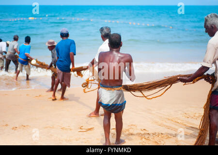 I pescatori locali tirare net dall'oceano in Colombo, Sri Lanka. Foto Stock