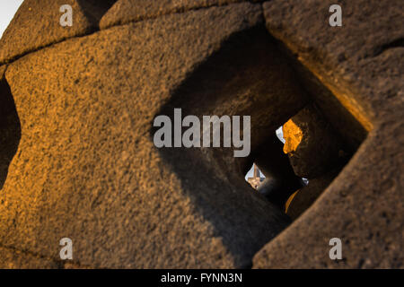 Immagine del Buddha in piccola pagoda al tempio di Borobudur, Yogyakarta, Java, Indonesia. Foto Stock