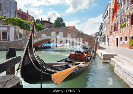 Gondola ancorato su un canale nella bellissima Venezia, Italia Foto Stock