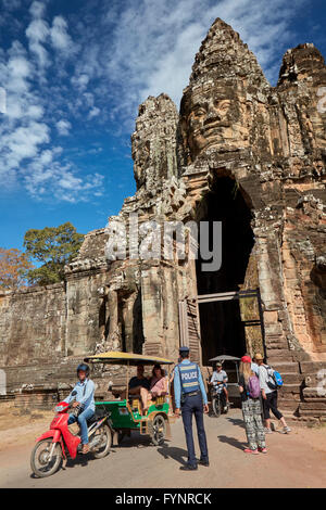 I turisti a South Gate, Angkor Thom (XII secolo complesso tempio), Angkor Sito Patrimonio Mondiale, Siem Reap, Cambogia Foto Stock