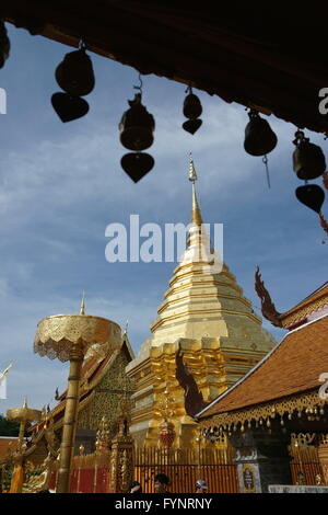 Stupa dorato e struttura ad ombrello Wat Phra That Doi Suthep, Chiang Mai, Thailandia Foto Stock