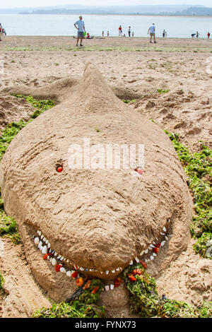 La scultura di sabbia di uno squalo sulla spiaggia a Exmouth, Devon, Inghilterra. Foto Stock