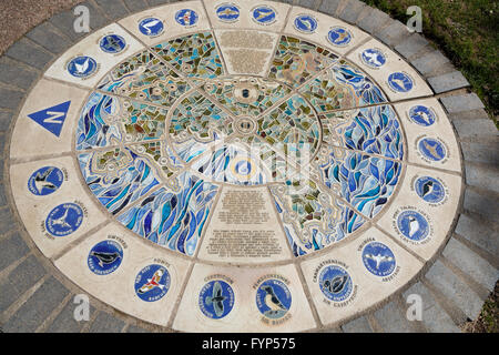 Placca in ceramica che commemora il Wales coast Path, Chepstow, elencando il Welsh counties in inglese e gallese, Monmouthshire Foto Stock