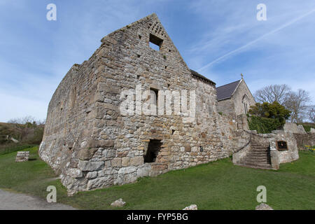 Penmon Priory, Galles. Vista pittoresca del XIII secolo Penmon Priory rovine. Foto Stock