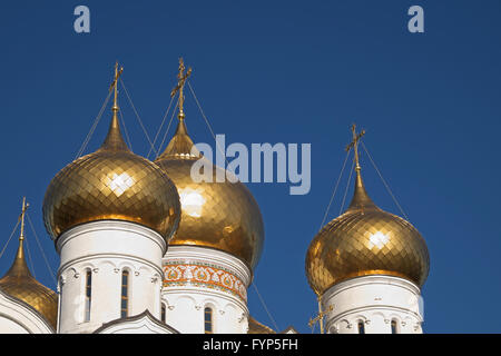 Cupole dorate a forma di cipolla della cattedrale dell Assunzione della Beata Vergine Maria, yaroslavl, Russia. Foto Stock