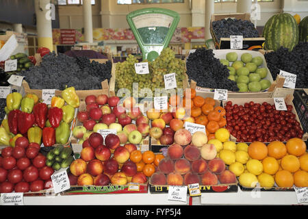 Frutta e verdura in un mercato coperto, yaroslavl, Russia. Foto Stock