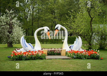 Display floreale con cigni presso il Château de Grand-Bigard, Bruxelles, Belgio -1 Foto Stock