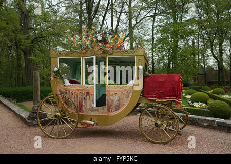 Old Coach Display floreali presso il Château de Grand-Bigard, Bruxelles, Belgio -1 Foto Stock