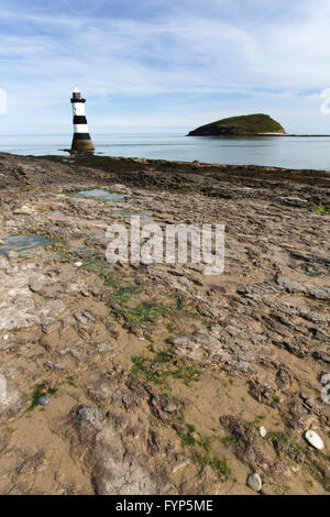 Vista pittoresca di Penmon Point Lighthouse, con il Menai Strait e Puffin Island in background. Foto Stock