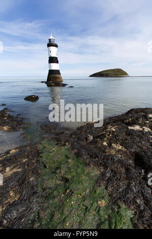 Vista pittoresca di Penmon Point Lighthouse, con il Menai Strait e Puffin Island in background. Foto Stock