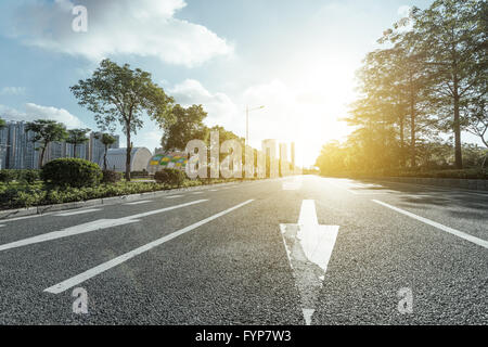 Svuotare asfalto sotto il sole Foto Stock