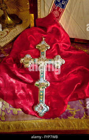 Golden Croce cattolica sul panno rosso Foto Stock