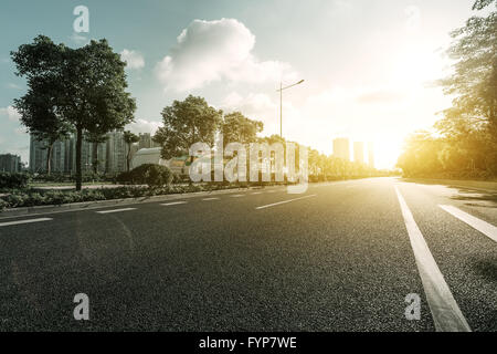 Svuotare asfalto sotto il sole Foto Stock