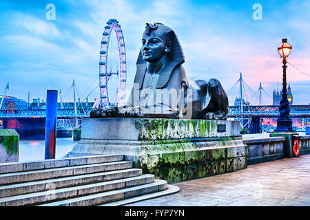 Sphinx terrapieno di Londra sul fiume Tamigi Foto Stock